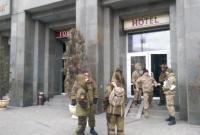 Захватившим отель Казацкий активистам выдвинули ультиматум