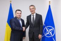У НАТО знову пообіцяли підтримувати Україну й закликали до реформ