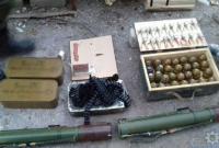 Гранатометы, два десятка гранат и патроны: в Мариуполе нашли арсенал оружия