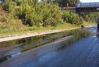 На Винниччине на дорогу разлилось десять тонн мазута