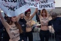 Femen обнажились под Триумфальной аркой в ​​Париже под лозунгами Добро пожаловать, военные преступники