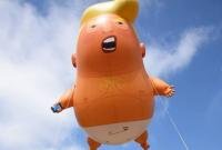 Во Франции активисты запустили в небо надувного бэби-Трампа