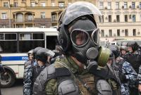 Верх абсурда: российская писательница рассказала, как ее задержали лишь за желтое пальто и голубой свитер