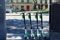 В Париже введут более жесткие правила для водителей электрических самокатов