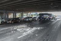 В Киеве кусок моста упал на автомобиль