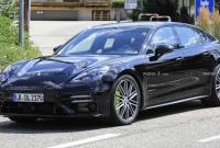 Porsche тестирует обновленную Panamera в необычном камуфляже