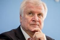 Глава МВД Германии: мы депортируем беженцев за отпуск на родине