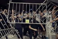 Активисты в Гонконге построили баррикады и заблокировали движение поездов в аэропорт