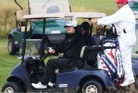 Трамп поехал играть в гольф во время урагана Дориан вместо визита в Польшу