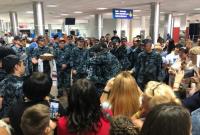 Освобожденным морякам вручили награды и повысили в звании