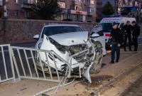 В Днепре пьяный водитель Porsche Cayenne снес ограждение и выехал на трамвайные пути (видео)