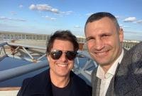 Экскурсия на вертолете, пешеходный мост и селфи: как Том Круз Киевом гулял