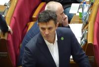 Тер нос и вел себя как Добкин: Тищенко засекли за странными маневрами на заседании ВР (видео)