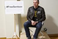 Пристайко подарил Сенцову стул с надписью Свобода