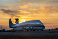 Гигантский самолет NASA Super Guppy доставил космический корабль Orion в Огайо для испытаний